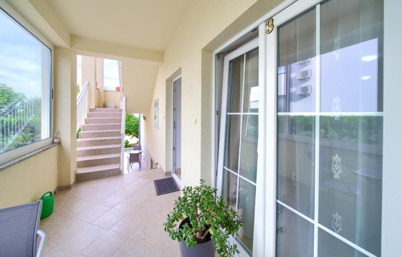 Apartmani Mara Matic Malinska Esterno foto